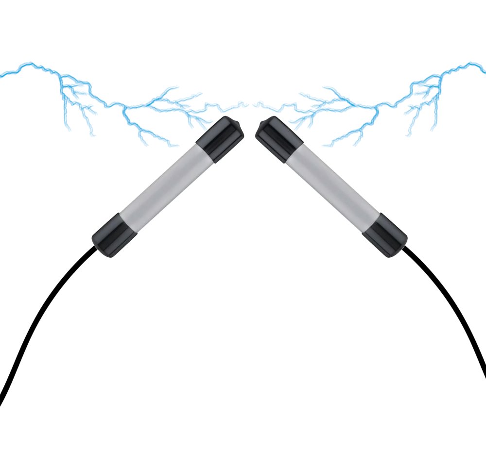 Deux câbles avec des embouts noirs se touchent presque, et une étincelle bleue est visible entre eux, suggérant un transfert d'électricité.