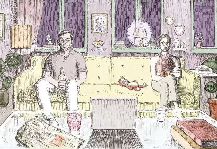 Un homme et une femme sont assis sur un canapé dans un salon. L'homme tient une bouteille et la femme une tasse. Un chat est allongé entre eux. Une table basse devant eux contient des livres et une tasse. Le salon est décoré avec des plantes, des tableaux et une lampe.