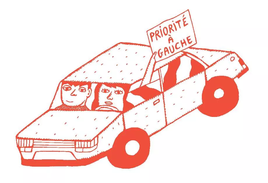 Une illustration d'une voiture avec deux personnes à l'intérieur. Un panneau sur le toit indique "Priorité à gauche".