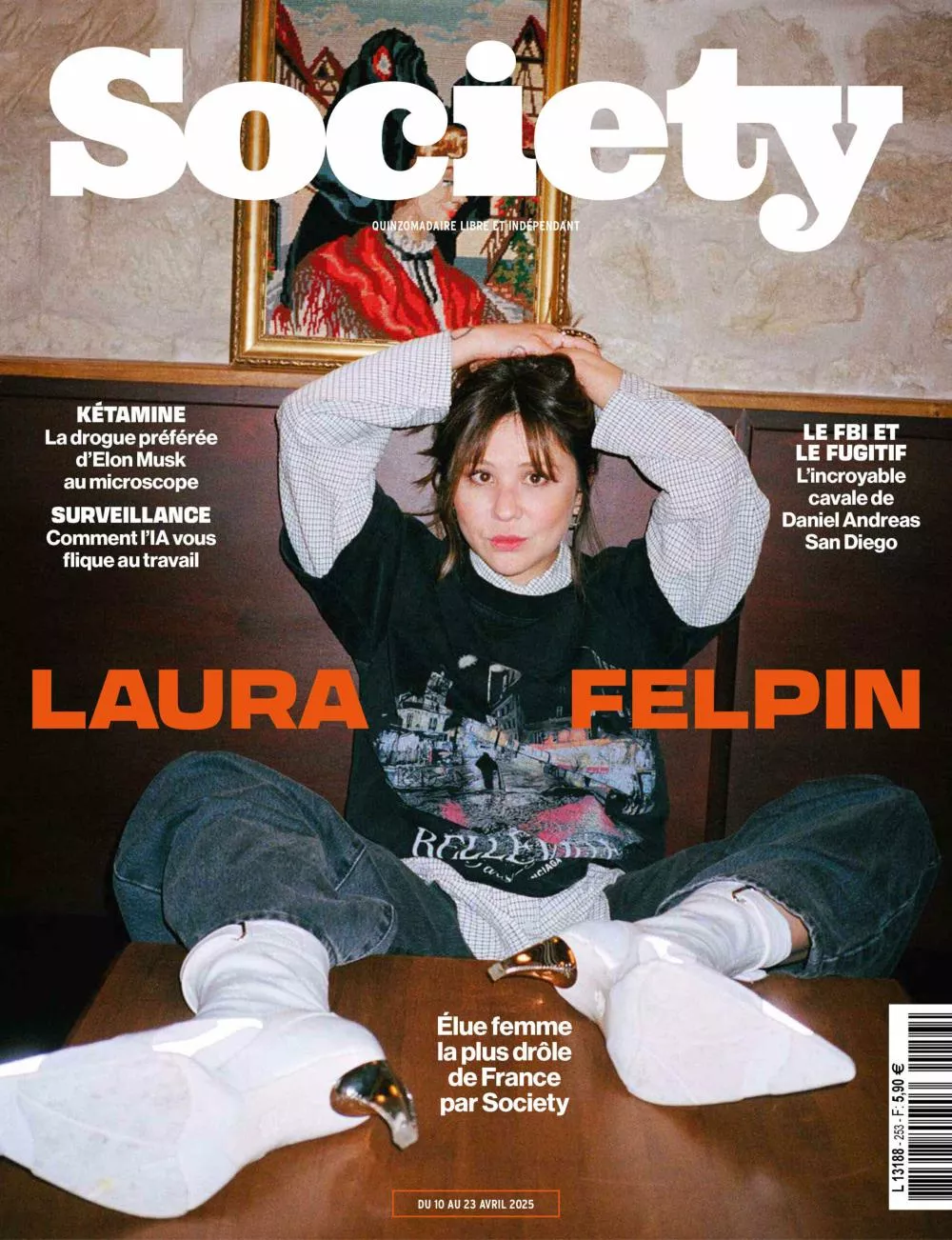Une couverture de magazine "Society" avec une personne assise sur une table, portant un pull noir et des bottes blanches. Les titres mentionnent la kétamine, la surveillance au travail, et une évasion du FBI. Laura Felpin est mise en avant, élue femme la plus drôle de France.