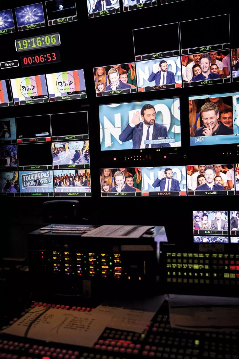 Un studio de télévision avec plusieurs écrans affichant différentes vues d'un plateau de tournage, montrant notamment des présentateurs et des invités.