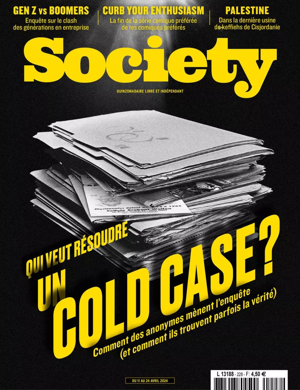 Une pile de dossiers est mise en avant sur la couverture du magazine "Society". Les titres principaux incluent une enquête sur le clash des générations en entreprise, la fin d'une série comique, et un reportage sur la dernière usine de keffiehs en Cisjordanie. Le titre principal questionne qui veut résoudre un "cold case" et comment des anonymes mènent l'enquête.