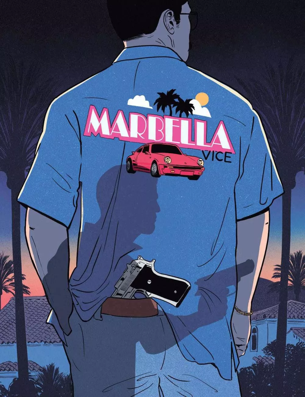 Un homme portant une chemise bleue avec le texte "Marbella Vice", une voiture rose et des palmiers imprimés dessus. Il a une arme à feu à la ceinture. L'arrière-plan montre des palmiers et un ciel de crépuscule.