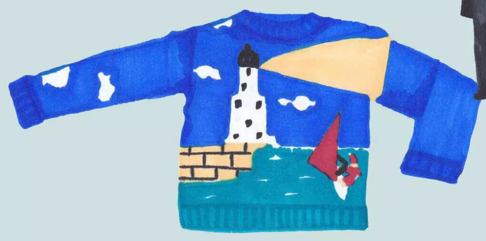 Un pull bleu avec un motif de paysage maritime, comprenant un phare, des nuages, un bateau à voile rouge, et un mur de briques.