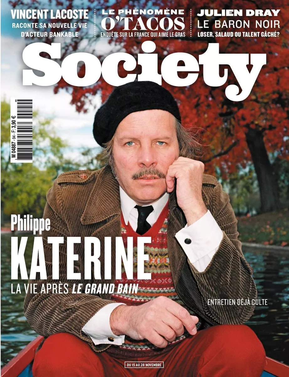 Un homme portant un béret et un pull coloré est assis dans une barque, entouré de feuillage automnal. Le magazine "Society" met en avant Philippe Katerine avec le titre "La vie après Le Grand Bain". D'autres articles mentionnent Vincent Lacoste, le phénomène O'Tacos, et Julien Dray.