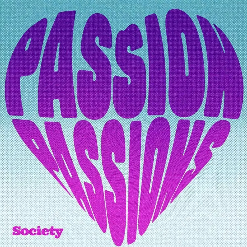Une image avec le mot "PASSION" écrit en grandes lettres violettes formant un cœur sur un fond bleu. Le mot "Society" est écrit en bas à gauche.
