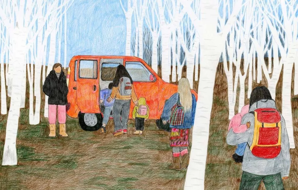 L'image montre un groupe de personnes, dont des enfants, dans une forêt de bouleaux. Ils sont près d'une voiture orange, certains portant des sacs à dos.