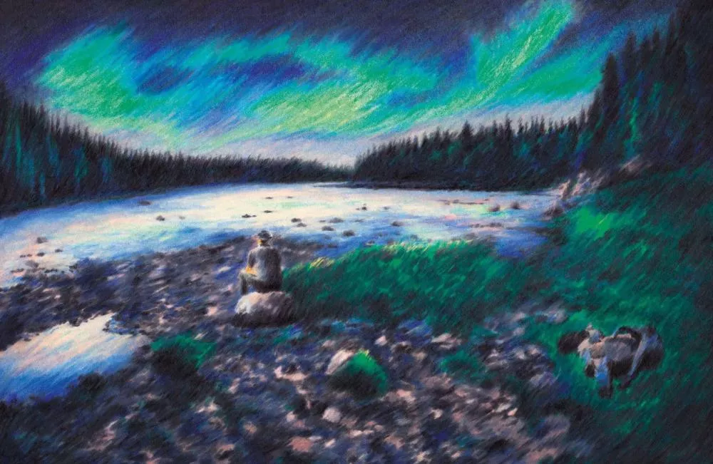 Une personne est assise sur un rocher près d'une rivière, entourée de végétation et de forêt, sous une aurore boréale dans le ciel nocturne.