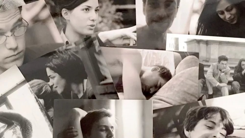 Un collage de photos en noir et blanc montrant plusieurs personnes dans différentes poses et expressions, évoquant des moments intimes et contemplatifs.