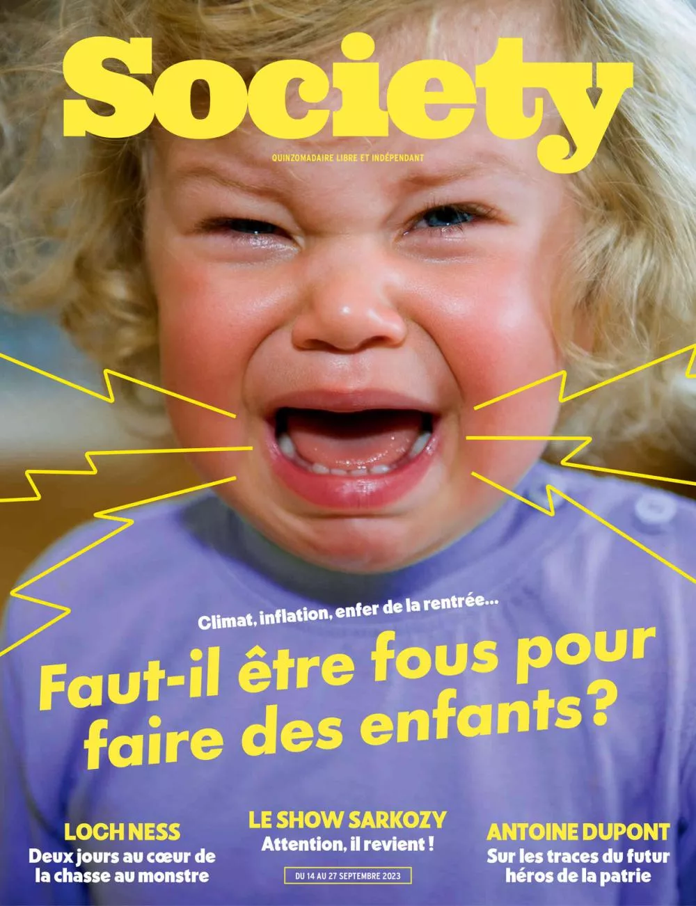 Un enfant en pleurs est en gros plan sur la couverture du magazine "Society". Le titre principal questionne : "Faut-il être fou pour faire des enfants ?" avec des sous-titres abordant le climat, l'inflation et la rentrée. D'autres articles mentionnés incluent la chasse au monstre du Loch Ness, le retour de Sarkozy, et Antoine Dupont.