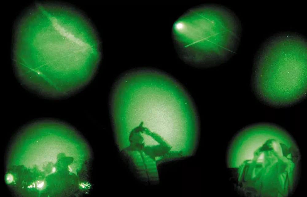 Une série de cinq images en vision nocturne, montrant des personnes regardant le ciel et des phénomènes lumineux dans le ciel nocturne.