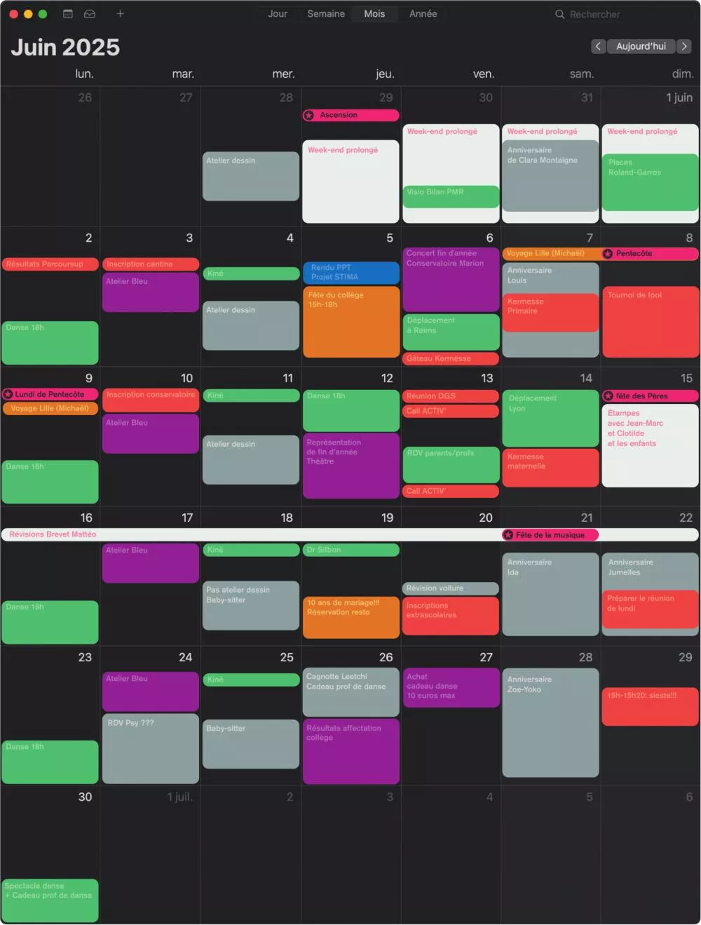 Calendrier de juin 2025 avec divers événements tels que des ateliers de dessin, des rendez-vous de kiné, des anniversaires, des réunions, des événements scolaires, et des célébrations comme la fête des pères et la fête de la musique.