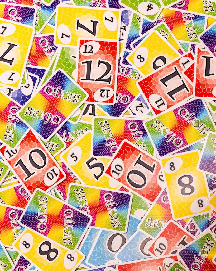 Un ensemble de cartes colorées du jeu "Skyjo" avec différents chiffres visibles sur chaque carte.