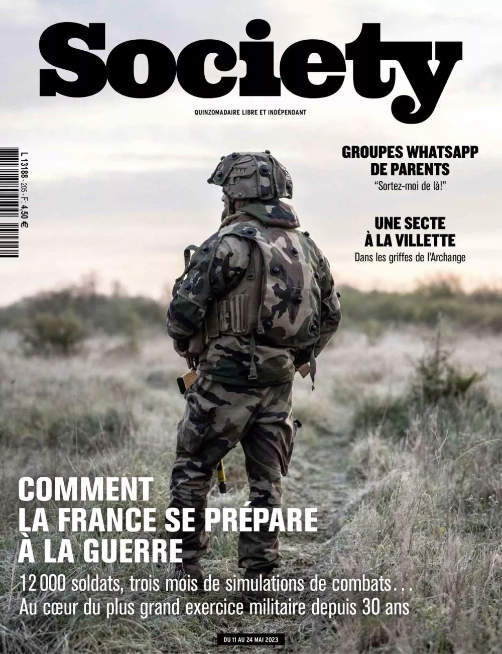 Un soldat en tenue de camouflage se tient debout dans un champ, regardant au loin. Le texte mentionne la préparation de la France à la guerre avec 12 000 soldats et trois mois de simulations de combats, ainsi que des articles sur des groupes WhatsApp de parents et une secte à La Villette.