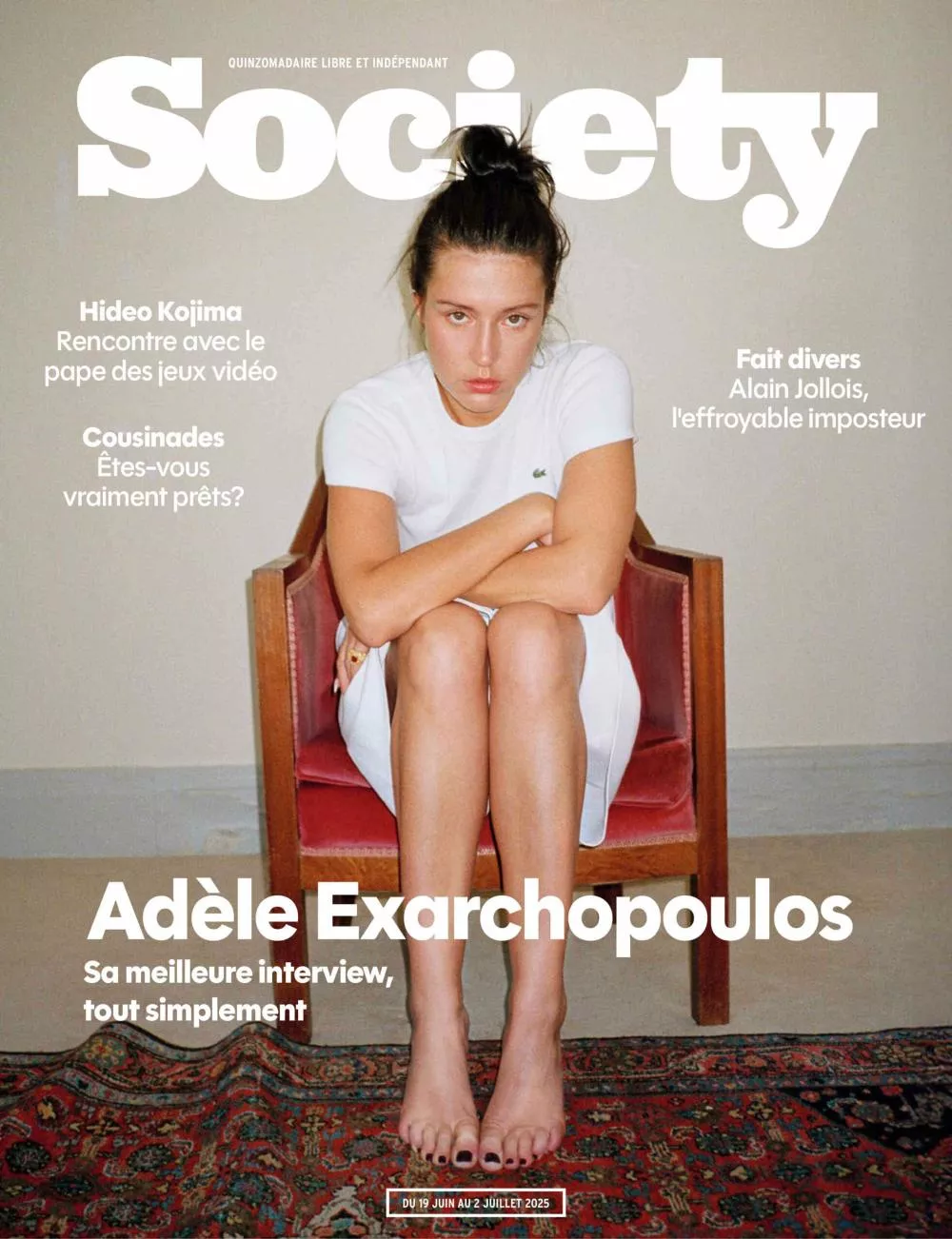 Une femme assise sur une chaise, vêtue d'une robe blanche, avec un air sérieux. Le texte mentionne une interview d'Adèle Exarchopoulos, une rencontre avec Hideo Kojima, et un fait divers sur Alain Jollois.