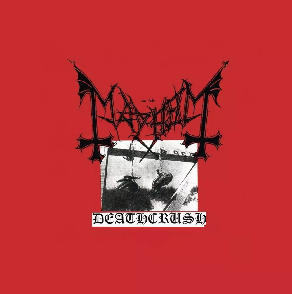 Une couverture d'album avec un fond rouge, le nom du groupe en lettres gothiques noires au-dessus d'une image en noir et blanc de ce qui semble être des têtes suspendues, et le titre "Deathcrush" en bas.