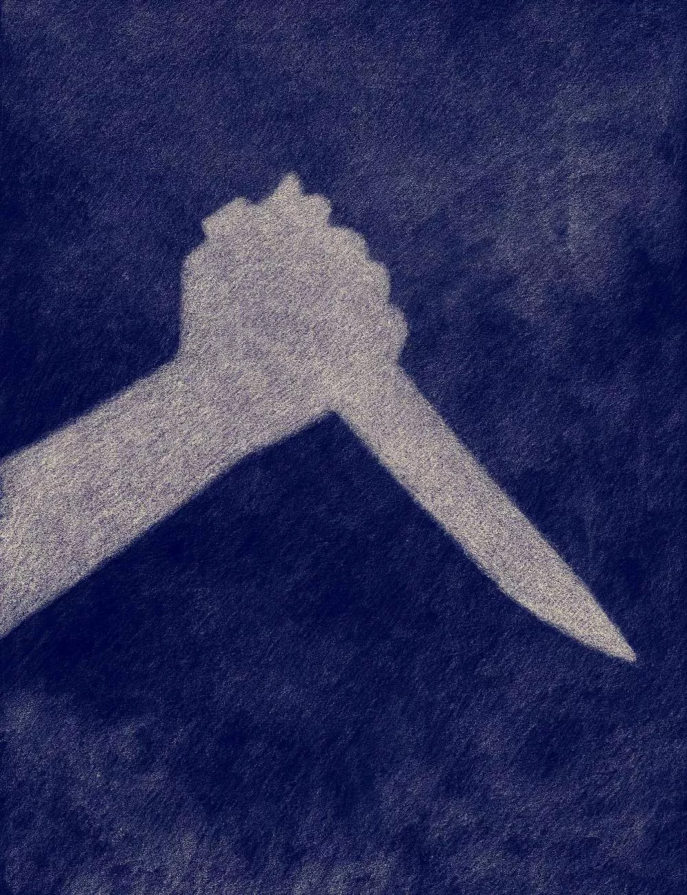 Une silhouette de main tenant un couteau, dessinée en ombre sur un fond texturé sombre.