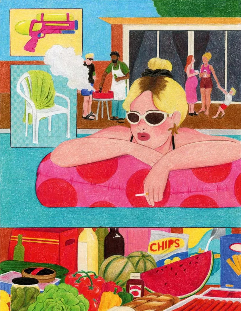 Une femme portant des lunettes de soleil se repose sur une bouée rose à pois rouges dans une piscine. En arrière-plan, des personnes participent à un barbecue près d'une maison. Une chaise en plastique, un pistolet à eau encadré et divers aliments comme des fruits, légumes et chips sont visibles.
