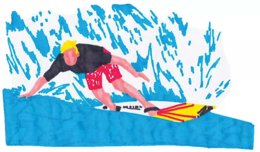 Un surfeur aux cheveux blonds, portant un t-shirt noir et un short rouge, surfe sur une vague bleue avec une planche de surf jaune et rouge.