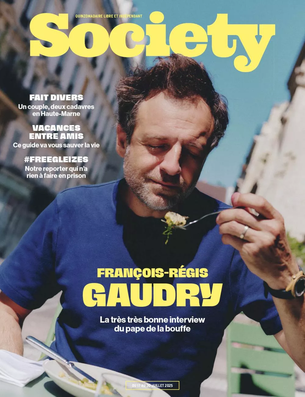Un homme mange à l'extérieur, avec un titre de magazine "Society" et des articles mentionnant un fait divers, des vacances entre amis, et une campagne "#FREEGLEIZES". Le focus principal est une interview de François-Régis Gaudry.