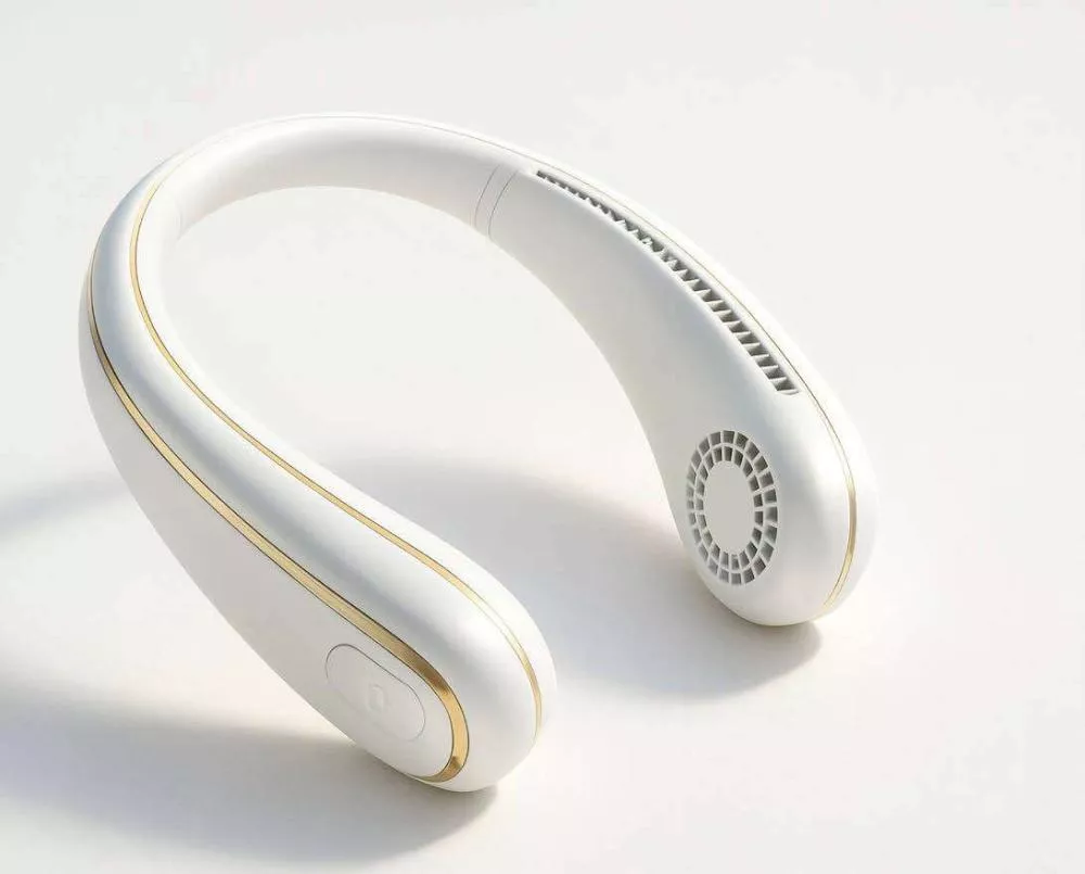 Un ventilateur portable de couleur blanche avec des accents dorés, conçu pour être porté autour du cou.