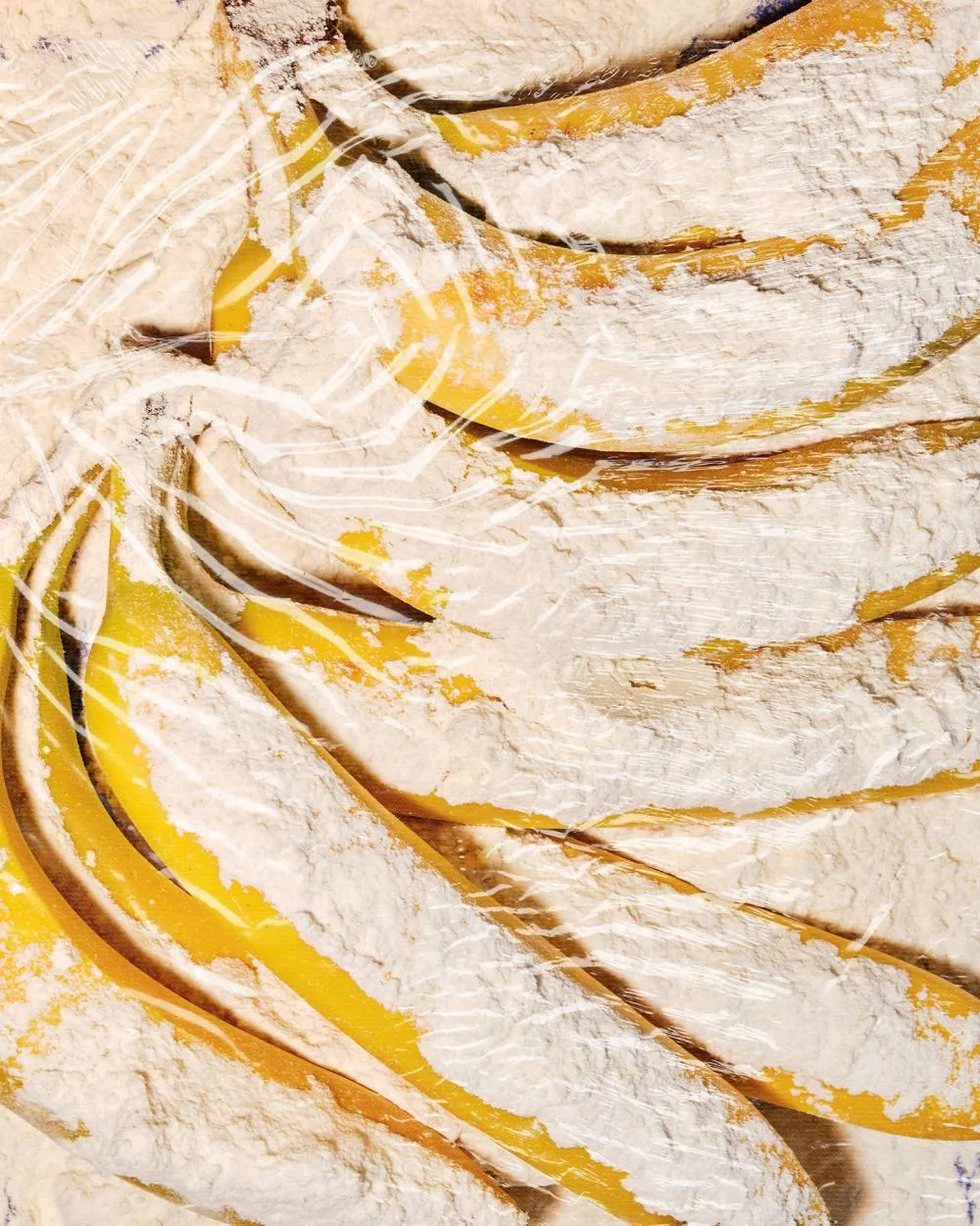 Des tranches de mangue recouvertes de farine.