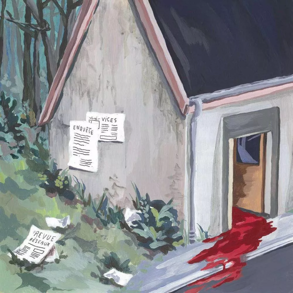 Une maison à l'orée d'une forêt avec des affiches sur le mur et des papiers au sol. Une traînée de ce qui semble être du sang sort de la porte ouverte.