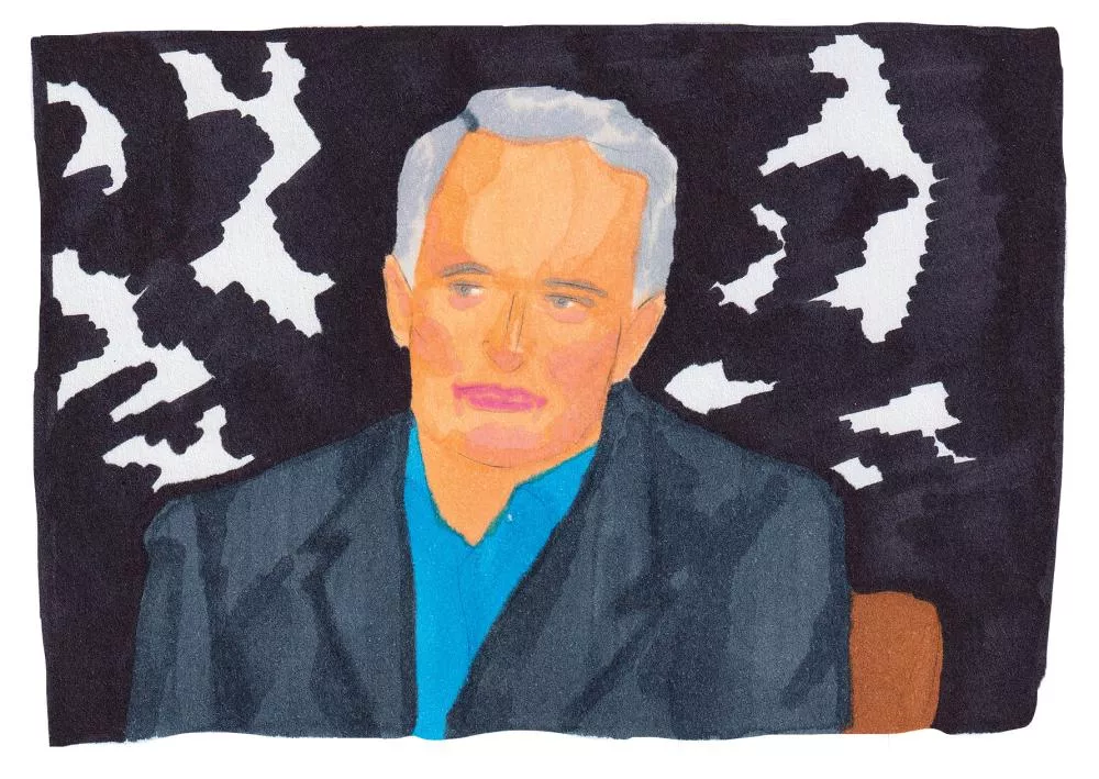 Un portrait d'une personne avec des cheveux gris, portant une veste sombre et une chemise bleue, sur un fond abstrait noir et blanc.