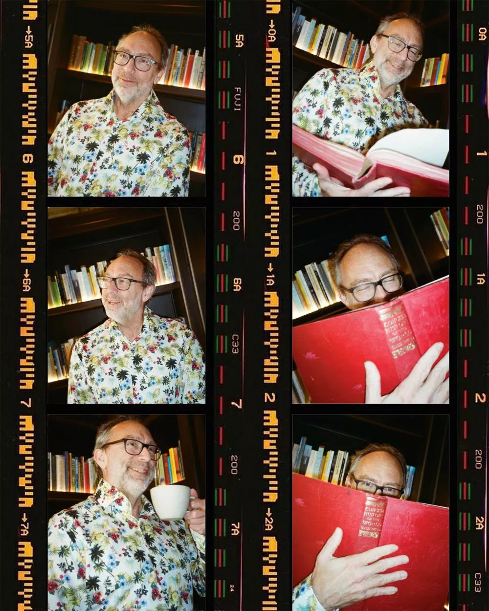 Un homme portant une chemise à motifs floraux se trouve dans une bibliothèque. Il est photographié dans différentes poses : souriant, lisant un grand livre rouge et tenant une tasse.