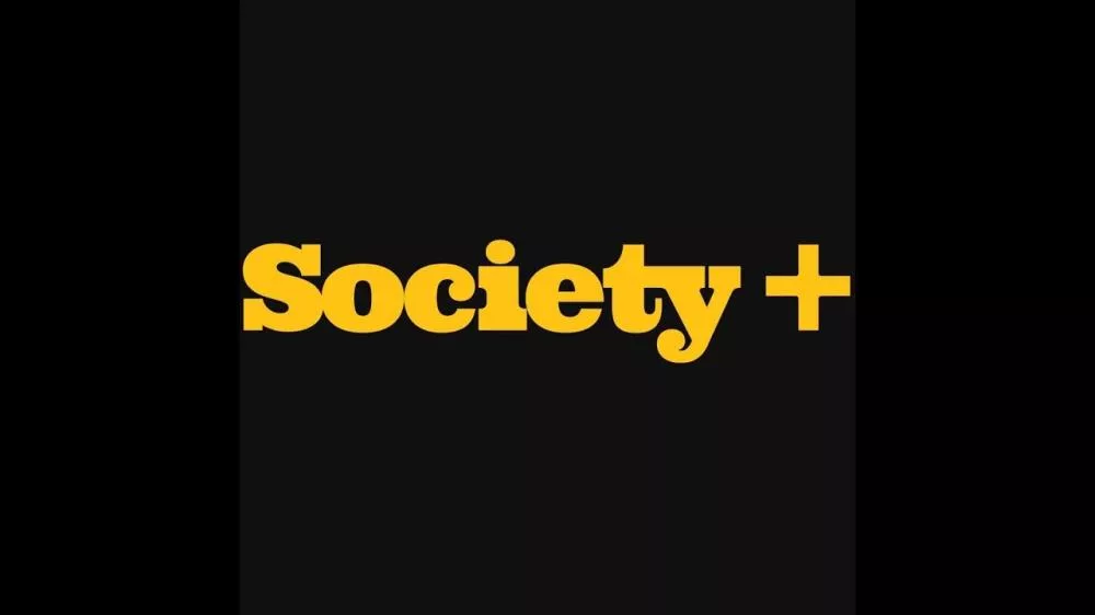 Le mot "Society" suivi d'un signe plus, le tout en jaune sur fond noir.