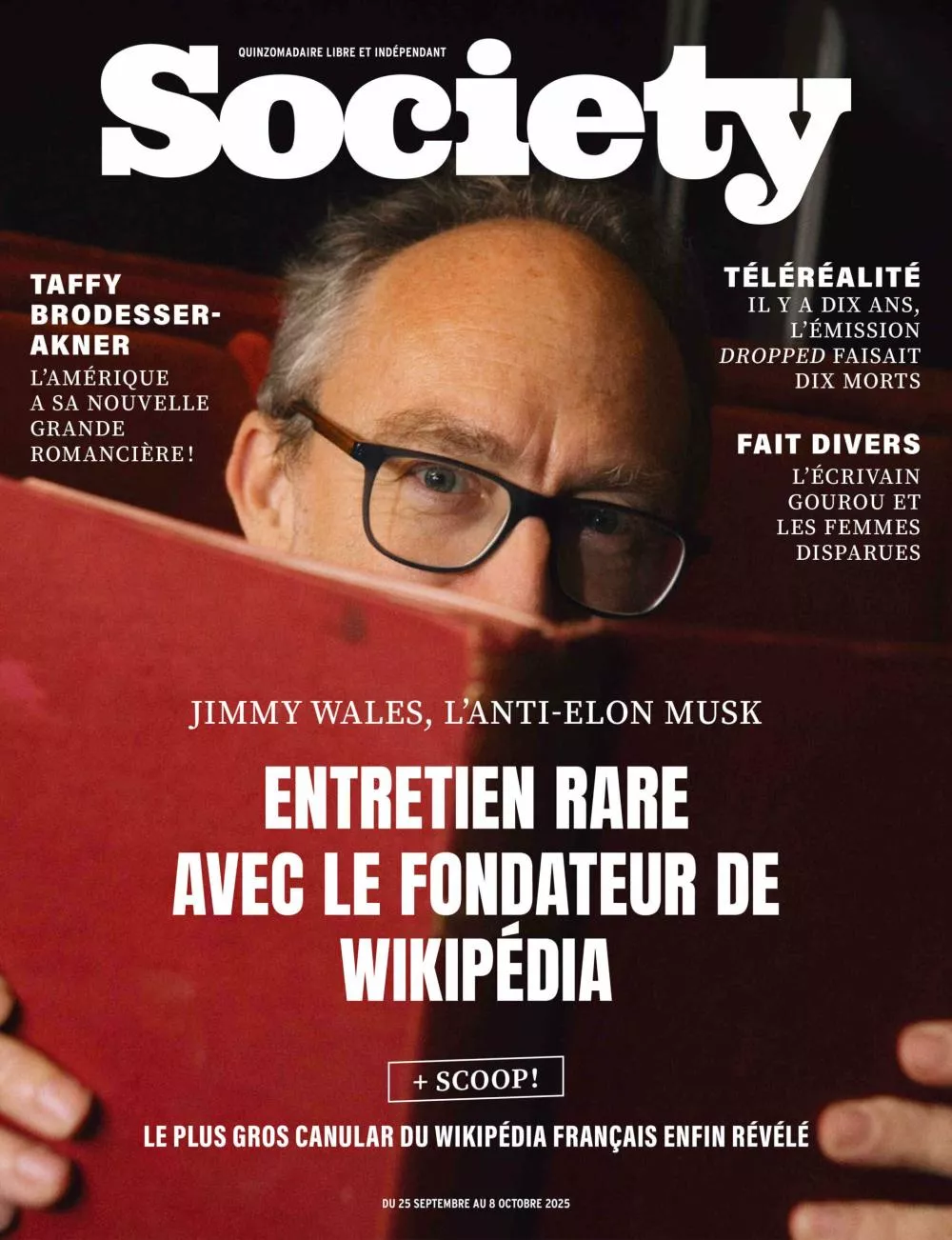 Une couverture de magazine "Society" avec une photo d'une personne portant des lunettes. Les titres mentionnent un entretien rare avec le fondateur de Wikipédia, Jimmy Wales, et divers articles sur Taffy Brodesser-Akner, une émission de télé-réalité et un fait divers.