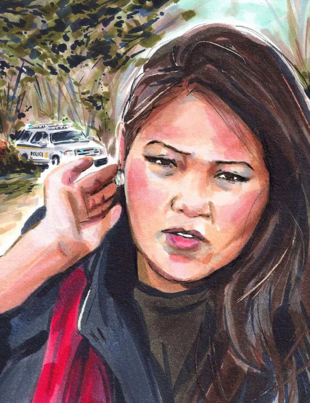 Une femme se tenant l'oreille, avec une expression préoccupée, est au premier plan. En arrière-plan, un véhicule de police est visible parmi des arbres.