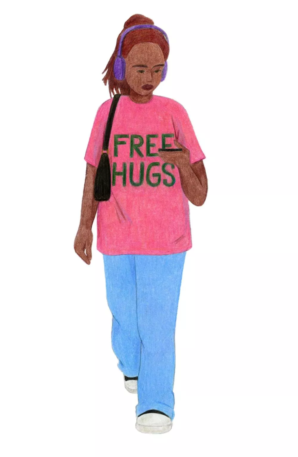 Une personne marche en regardant son téléphone, portant un t-shirt rose avec l'inscription "FREE HUGS", un pantalon bleu, des écouteurs violets et un sac noir en bandoulière.