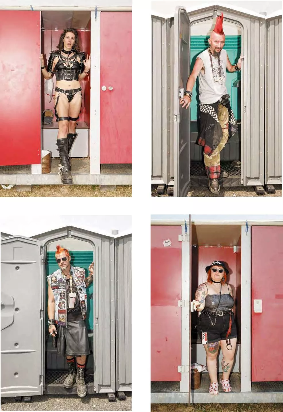 Quatre personnes sortant de toilettes portables, chacune portant des tenues punk distinctes, avec des coiffures colorées et des accessoires variés.