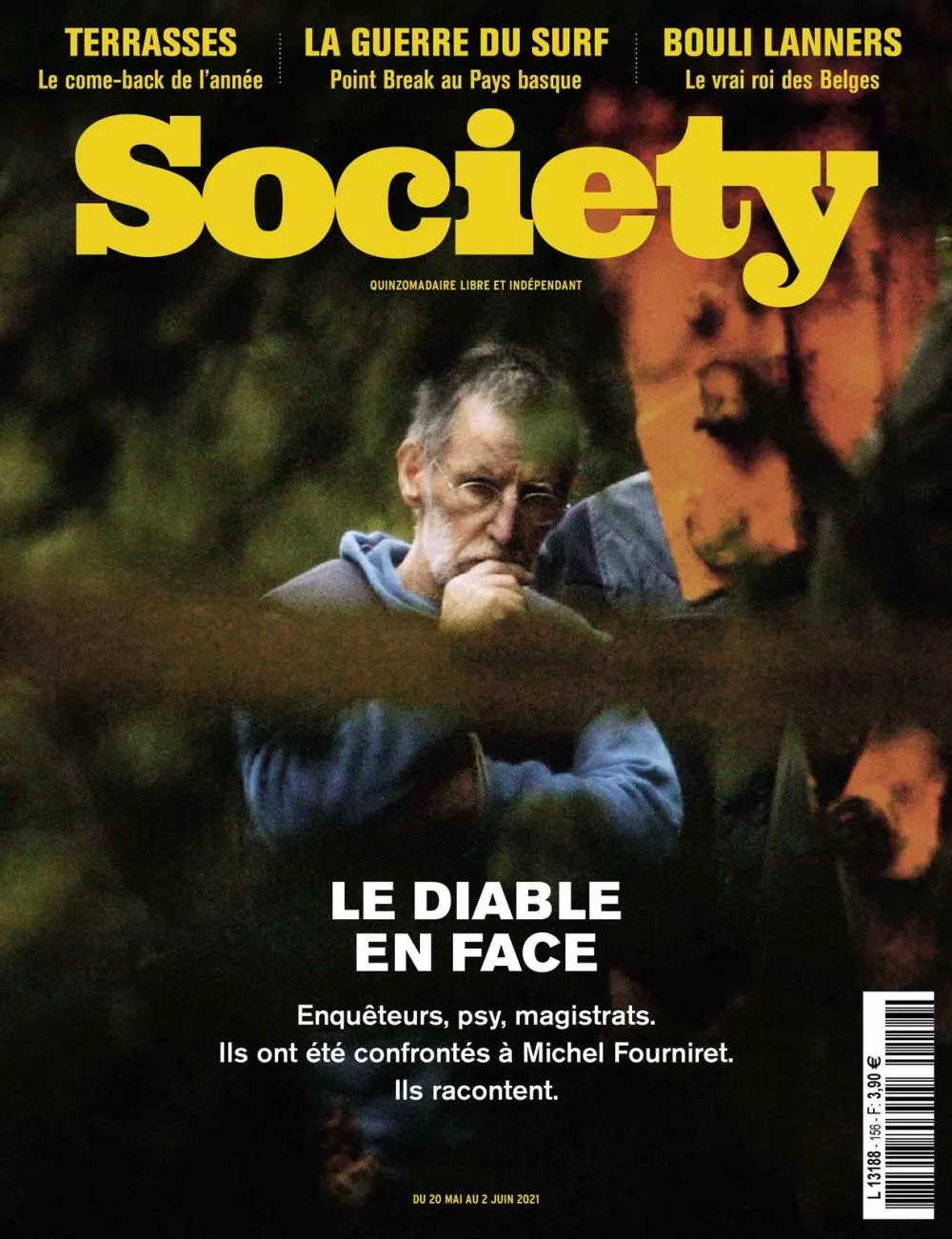 Un homme est assis, partiellement caché par des feuillages, sur la couverture du magazine "Society". Les titres mentionnent des sujets comme le retour des terrasses, la guerre du surf au Pays basque, et Bouli Lanners. L'article principal est intitulé "Le diable en face" et parle des confrontations d'enquêteurs, psy et magistrats avec Michel Fourniret.