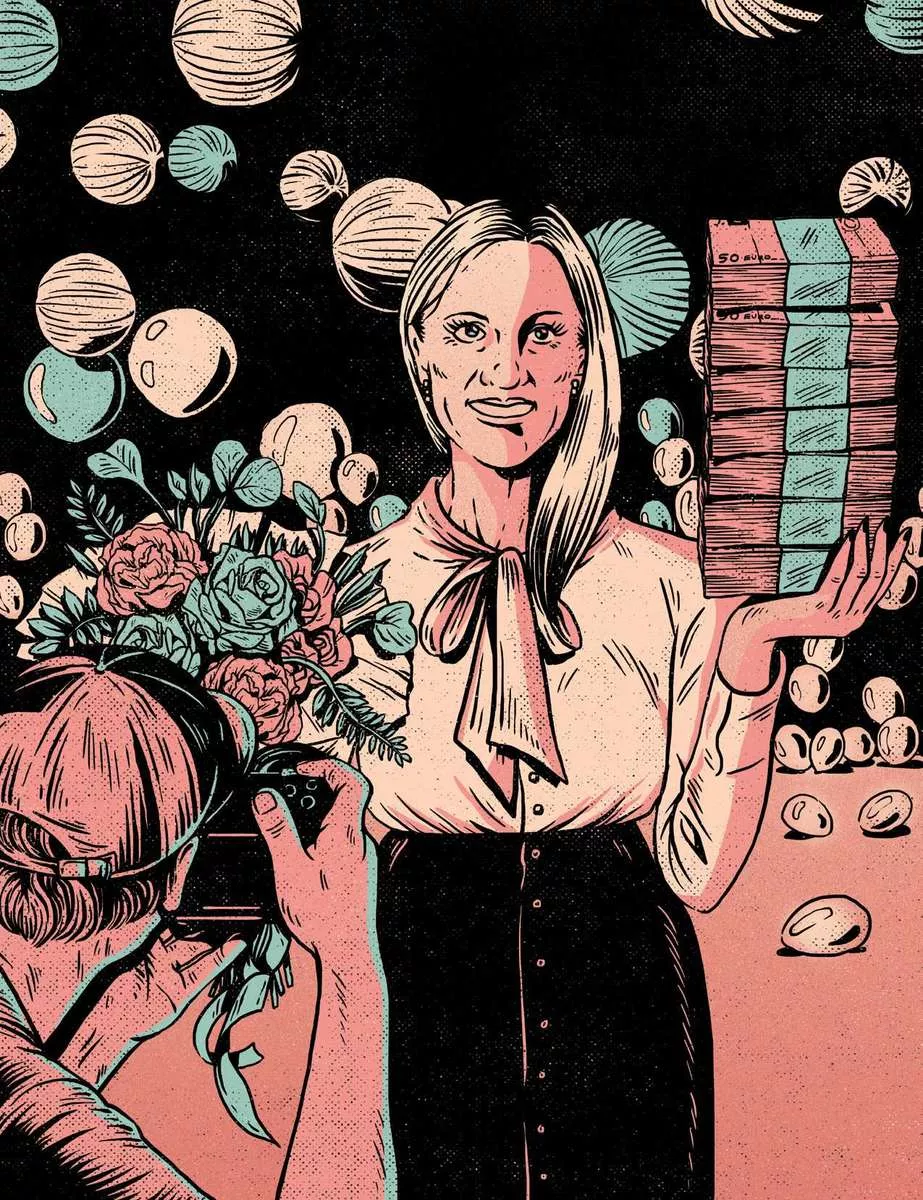 Une femme souriante tient une pile de billets de banque dans une main et pose pour une photo, tandis qu'une autre personne la photographie avec un bouquet de fleurs. L'arrière-plan est décoré de motifs circulaires.