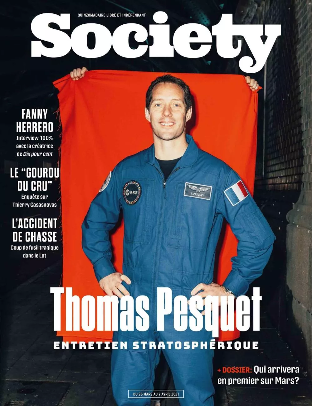 Un homme en combinaison spatiale bleue pose devant un fond rouge, avec le titre "Thomas Pesquet: Entretien Stratosphérique". D'autres articles mentionnés incluent une interview avec Fanny Herrero, une enquête sur Thierry Casasnovas, et un dossier sur qui arrivera en premier sur Mars.