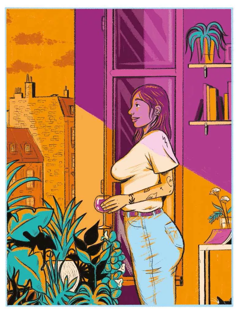 Une femme se tient près d'une fenêtre ouverte, tenant une tasse. Elle est entourée de plantes à l'intérieur, et à l'extérieur, on voit des bâtiments sous un ciel orange. L'intérieur est coloré en violet et jaune, avec des étagères contenant des livres et des plantes.