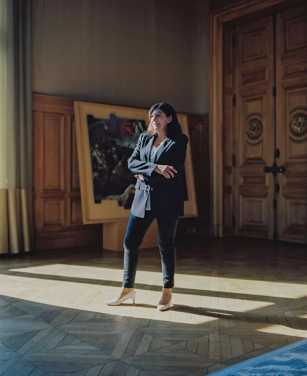 anne hidalgo dans son bureau