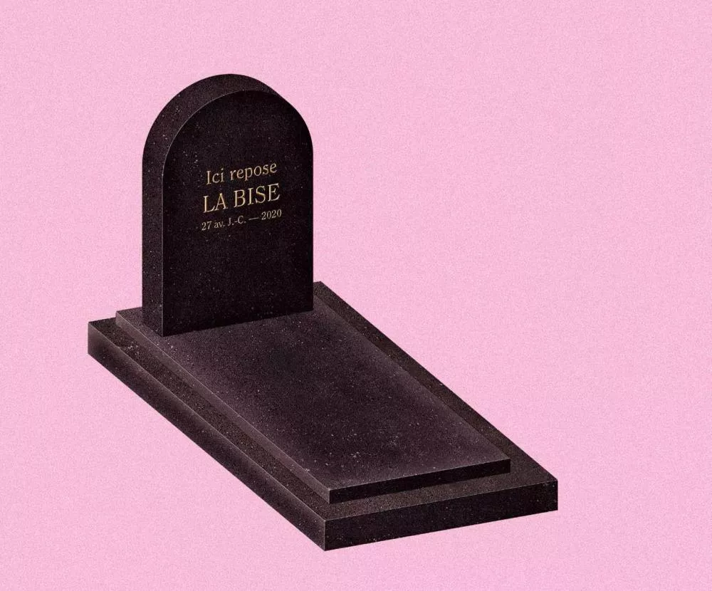 Une pierre tombale noire sur un fond rose avec l'inscription "Ici repose LA BISE 27 av. J.-C. — 2020".