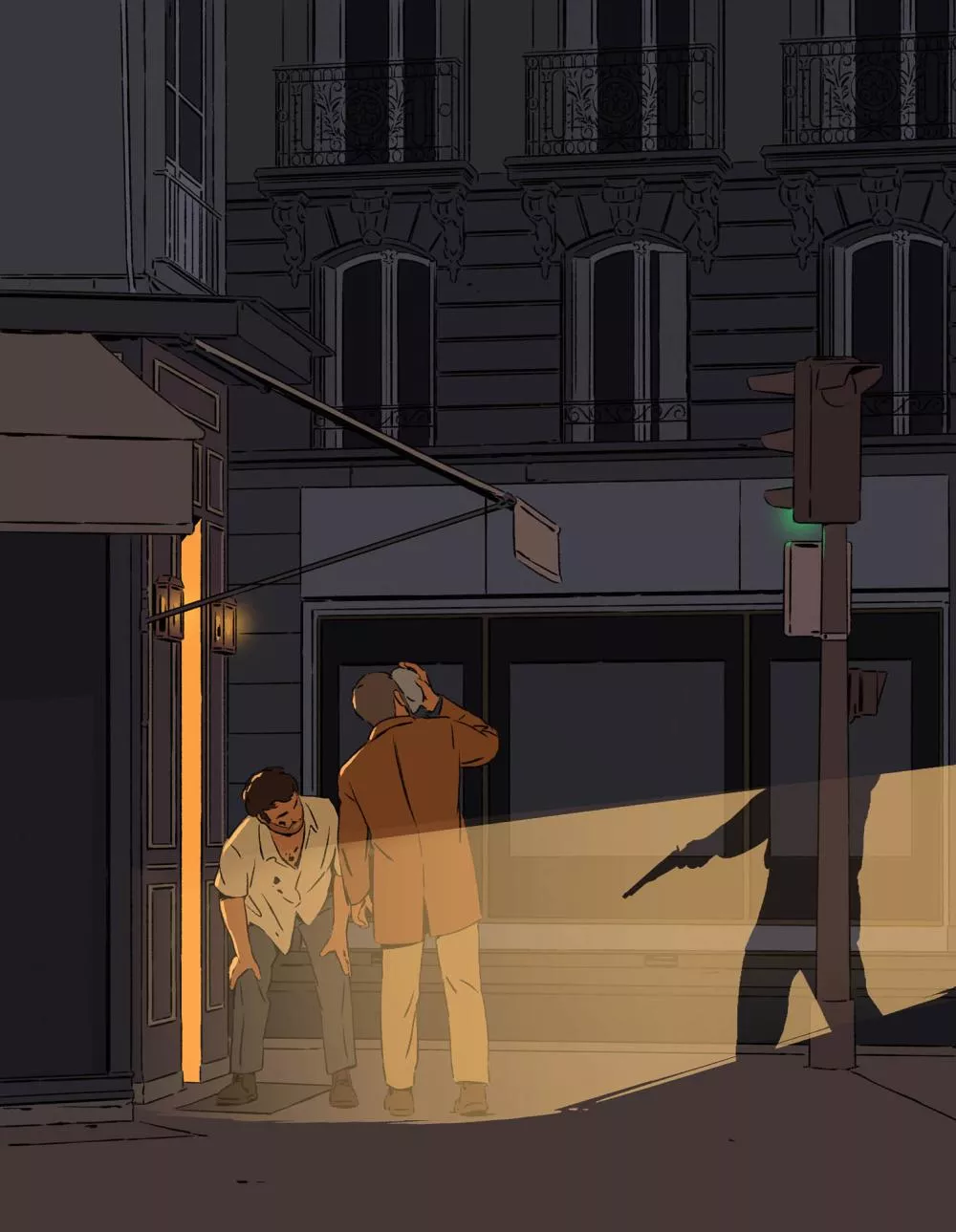 Deux hommes se tiennent devant un bâtiment la nuit, éclairés par une lumière provenant d'une porte. L'un se penche en avant, l'autre touche sa tête. Une ombre armée se projette sur le mur depuis un angle éloigné.