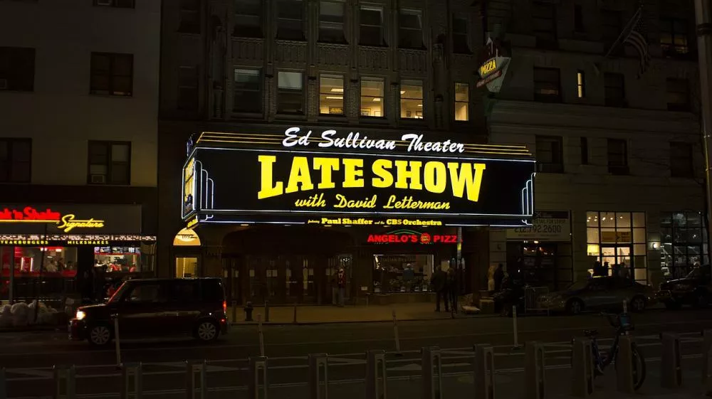 Une enseigne lumineuse du "Ed Sullivan Theater" annonce le "Late Show with David Letterman", avec des mentions de Paul Shaffer et du CBS Orchestra.