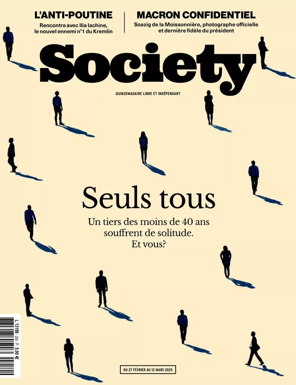 La couverture du magazine "Society" montre des silhouettes de personnes isolées avec le titre "Seuls tous". Elle aborde le thème de la solitude chez les moins de 40 ans, indiquant qu'un tiers en souffre. Les sujets incluent une rencontre avec Ilia Iachine, opposant à Poutine, et un article sur Soazig de la Moissonnière, photographe de Macron.