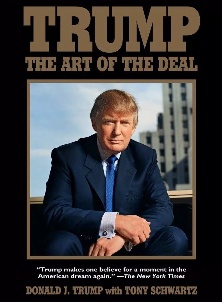 La couverture du livre "Trump: The Art of the Deal" montre un homme en costume assis, avec en arrière-plan un bâtiment. Le titre est en grandes lettres dorées sur fond noir, et il est coécrit par Donald J. Trump et Tony Schwartz. Une citation du New York Times est également présente.