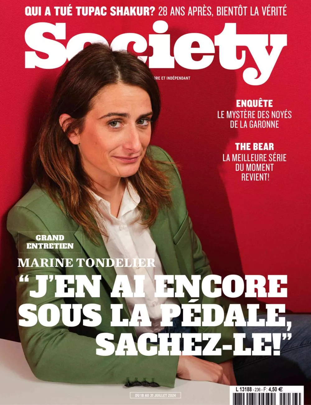 Une femme est assise contre un mur rouge. En haut, le texte mentionne une enquête sur "Qui a tué Tupac Shakur?" et le mystère des noyés de la Garonne. Il y a aussi une référence à la série "The Bear". En bas, il y a un grand entretien avec Marine Tondelier, qui dit : "J'en ai encore sous la pédale, sachez-le!"