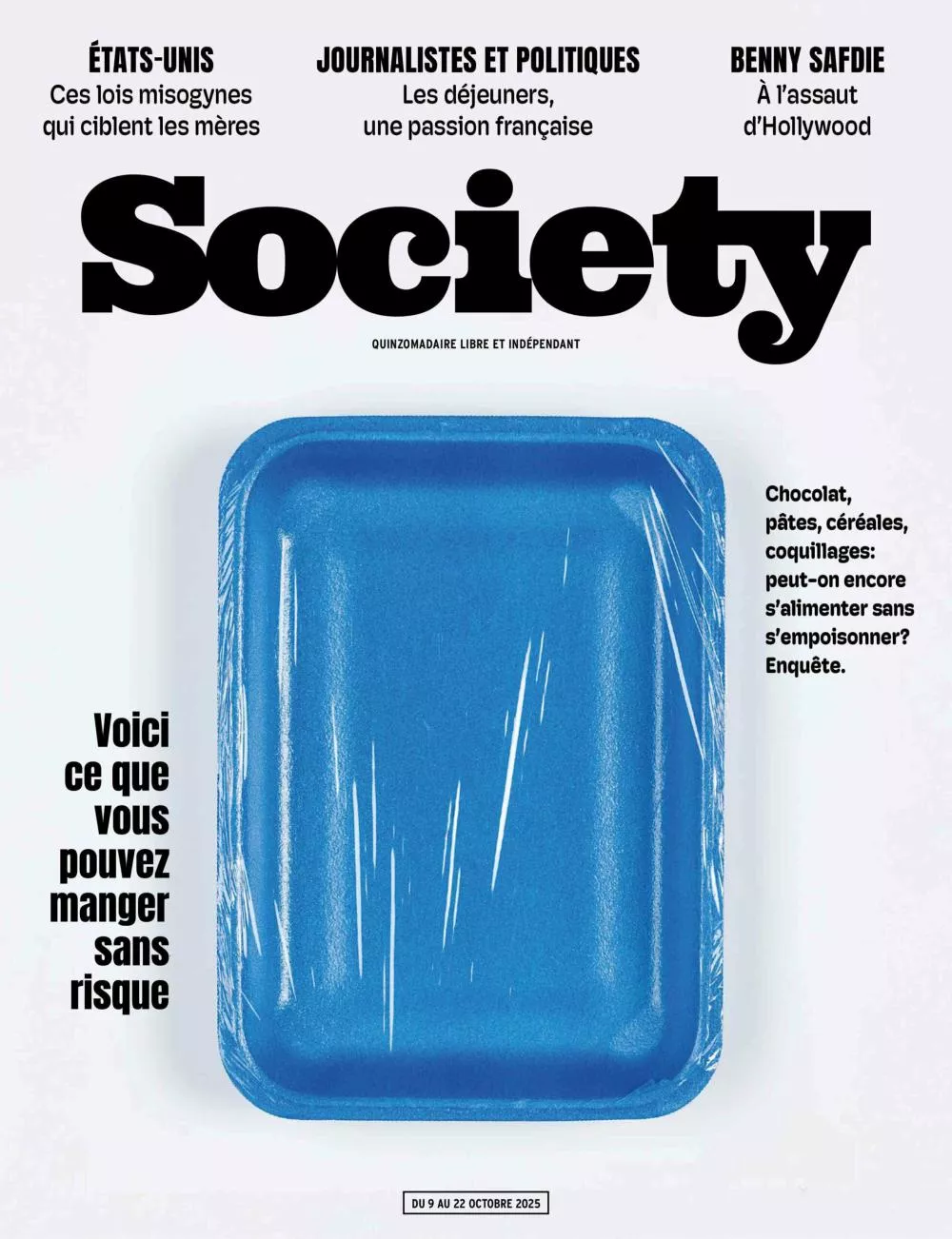 La couverture du magazine "Society" présente un plateau bleu emballé, avec des titres abordant des sujets tels que les lois misogynes aux États-Unis, la passion française pour les déjeuners, et une enquête sur la sécurité alimentaire concernant le chocolat, les pâtes et les céréales. Il y a aussi une mention de Benny Safdie et son impact à Hollywood. Le numéro est daté du 9 au 22 octobre 2025.