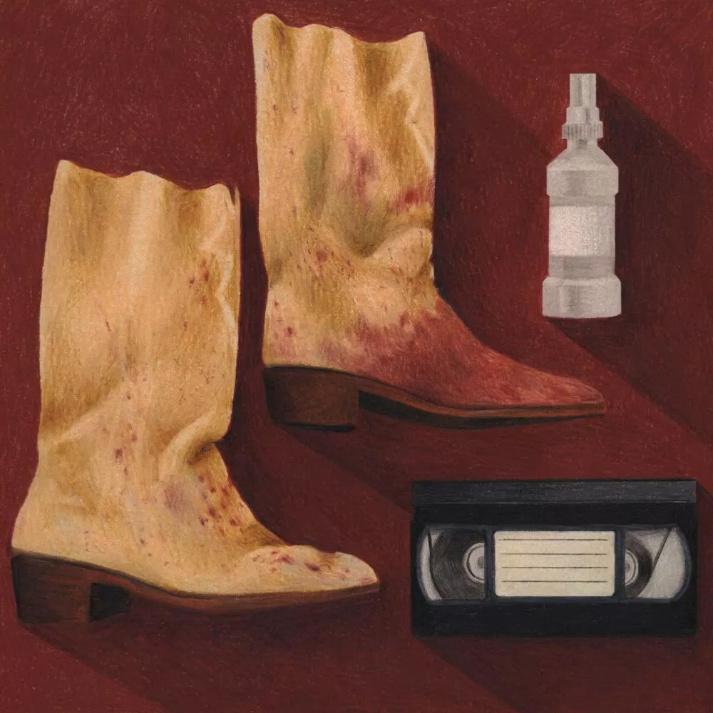 Une paire de bottes tachées, une bouteille en plastique transparente et une cassette VHS sur un fond rouge.