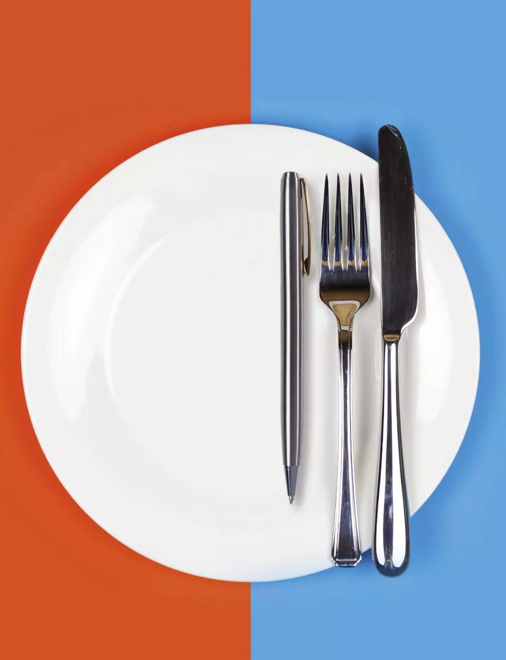 Une assiette blanche est posée sur un fond divisé en deux couleurs, rouge à gauche et bleu à droite. Sur l'assiette, un stylo est placé à côté d'une fourchette et d'un couteau.
