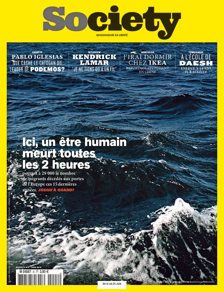 La couverture du magazine "Society" présente une mer agitée avec le titre "Ici, un être humain meurt toutes les 2 heures", soulignant la crise migratoire en Méditerranée. D'autres articles mentionnés incluent une enquête sur Pablo Iglesias, une interview de Kendrick Lamar, une immersion chez Ikea, et un témoignage sur Daesh.