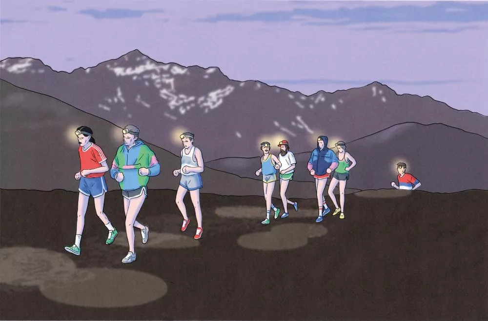 Une illustration de plusieurs personnes courant en montagne, équipées de lampes frontales. Le paysage en arrière-plan montre des montagnes enneigées sous un ciel crépusculaire.
